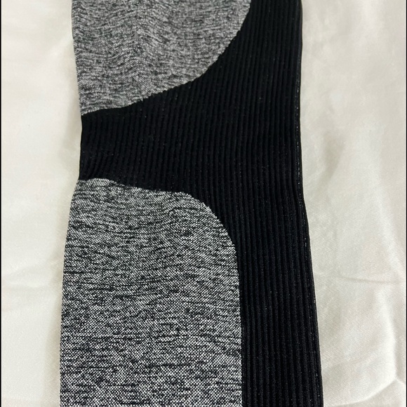 Seamless style leggings. Black and grey color. Never used. - Picture 4 of 5